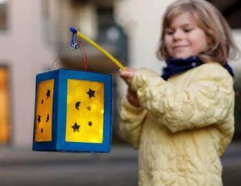 A little girl holding a lantern ahead of the 2024 Hilton Head Lantern Parade